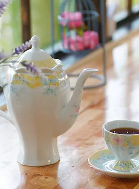 喜歡上一個(gè)人是一瞬間的心動(dòng)，帶來(lái)一段甜蜜期，往后余生，心動(dòng)的甜度緩了下來(lái)，卻融入兩個(gè)人的全世界。喝到一杯喜歡的茶，也是舌腔內(nèi)一瞬間的驚喜，茶的真滋味才漸入人心。往后再喝，難忘初見(jiàn)時(shí)的驚喜，卻鐘情于穩(wěn)定的香氣。茶葉和愛(ài)情一樣，都有一段時(shí)間的熱戀期。