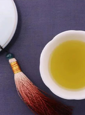 干凈之心，品飲佳茗，一身清，一生輕。喝茶不難，難的是喝茶的人要投入十分的專(zhuān)注和感情。遇到不懂之味，細(xì)細(xì)感受，腦海中搜索一個(gè)貼近的詞語(yǔ)，將它從茫茫茶海拉到你的身邊；遇到不解之惑，虛心請(qǐng)教老茶客，鉆研知識(shí)，感受茶深?yuàn)W的神秘之美。喝茶時(shí)如何提升自己的幾個(gè)小問(wèn)題，希望能幫助茶友們輕松感受茶文化，還原一杯茶的純粹